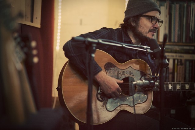 Frontman do Wilco toca música nova em show solo