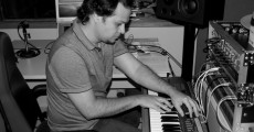 Léo D gravando teclados para o "Próxima Estação"