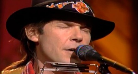 Neil Young lança clipe de 