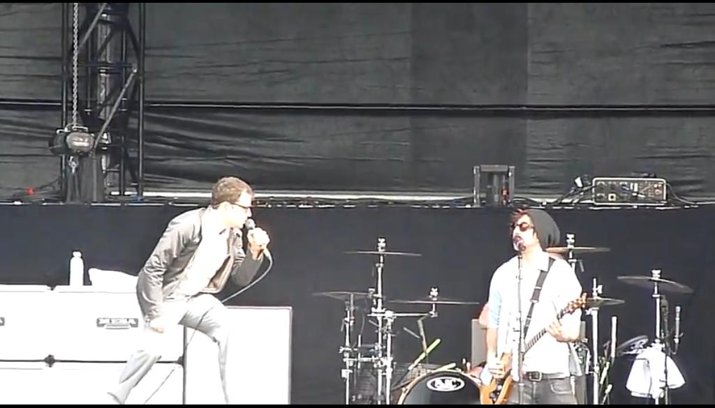 Rivers Cuomo canta com All Time Low no T In The Park