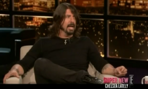 Dave Grohl no Chelsea Lately