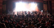 Público aceita o convite de China e sobre no palco do Coquetel Molotov 2011