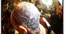 Travis Barker faz tatuagem na cabeça