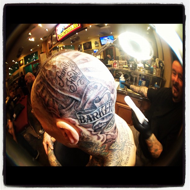 Travis Barker faz tatuagem na cabeça