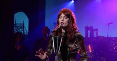 Florence And The Machine toca "No Light, No Light" no David Letterman