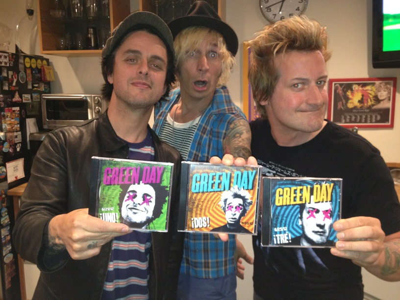 Green Day celebra lançamento de "¡Uno!" com videoclipe