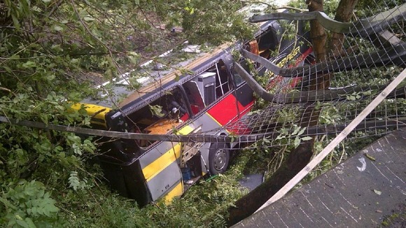 Ônibus do Baroness após o acidente