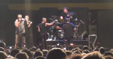 Rise Against toca cover de Black Flag com membros do Descendents