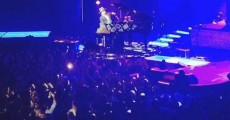 Axl Rose toca "November Rain" em piano que levita em Las Vegas
