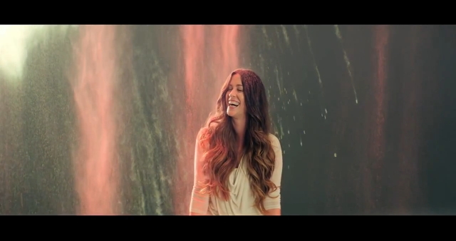 Alanis Morissette estreia vídeo do single "Receive"