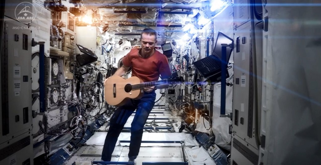 Assista clipe de versão de Space Oddity gravada na Estação Espacial Internacional