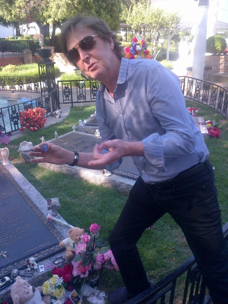 Paul McCartney vai a Graceland e deixa palheta em túmulo de Elvis Presley