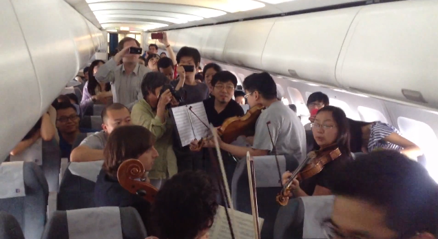 Orquestra da Filadélfia toca em avião