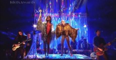 The Flaming Lips e Miley Cyrus fazem cover do The Beatles em premiação