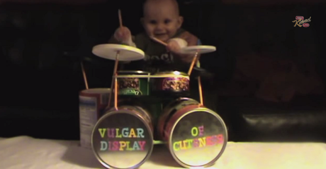 Bebê toca bateria em música do Pantera