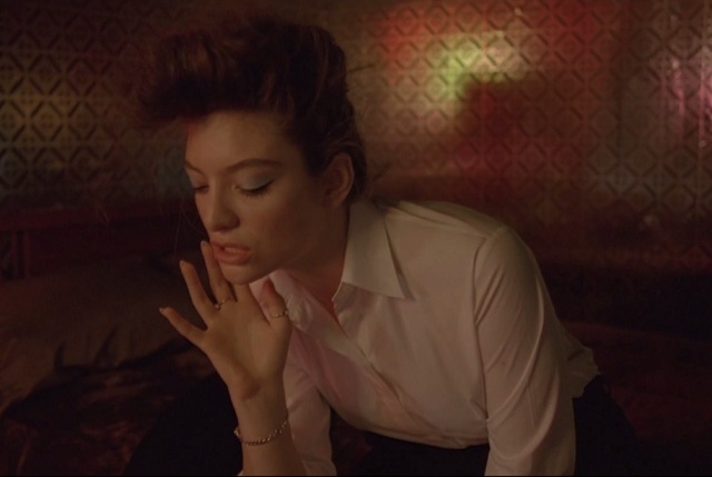 Lorde divulga novo clipe; Assista a “Yellow Flicker Beat”