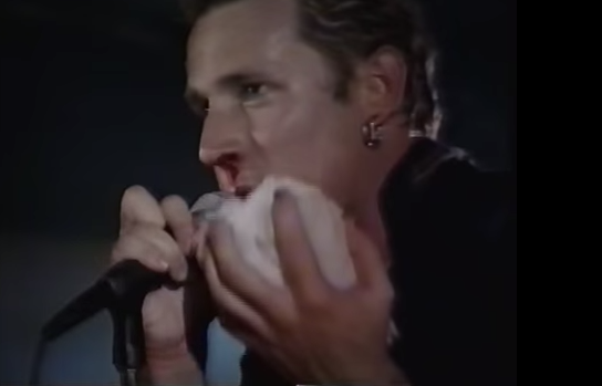 Mike Dirnt, baixista do Green Day, machuca nariz durante show