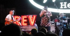 Jello Biafra canta "Viva Las Vegas" com The Reverend Horton Heat