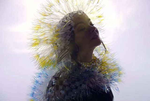 Björk lança videoclipe