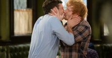 Ed Sheeran beija ator em seriado americano