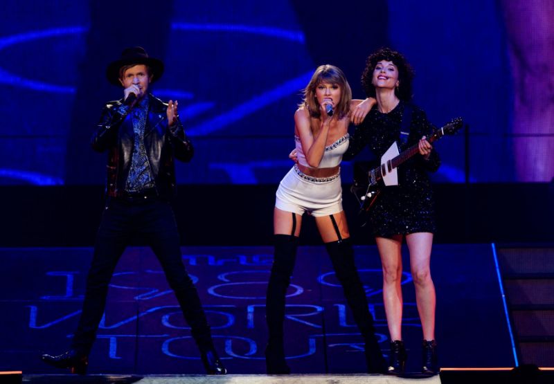 Taylor Swift canta com Beck e St. Vincent