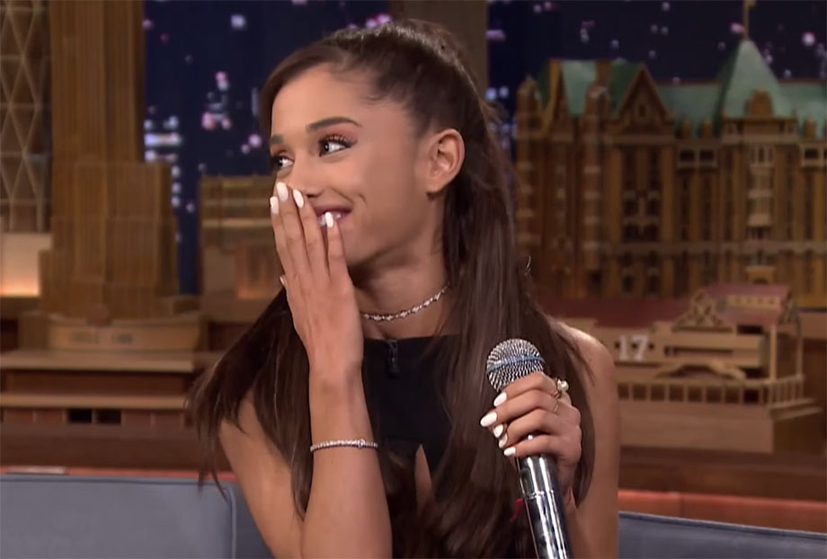 Ariana Grande imita cantoras pop em programa de TV