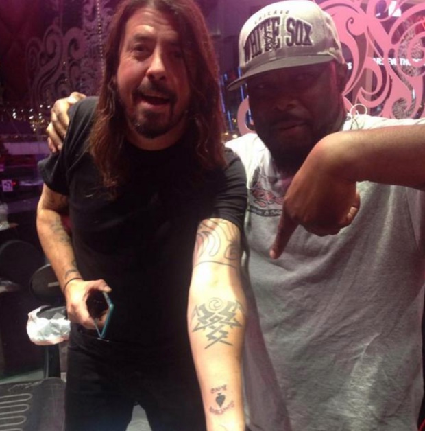 Dave Grohl faz tatuagem em homenagem a Lemmy