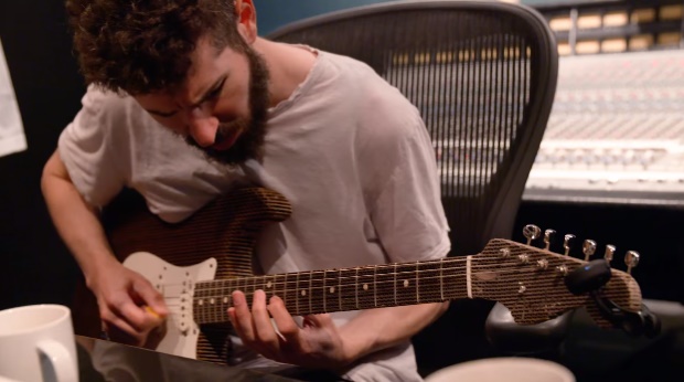 Fender cria guitarra de papelão; veja performance