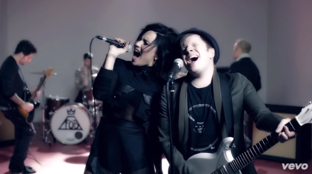 Fall Out Boy lança clipe de "Irresistible" com Demi Lovato
