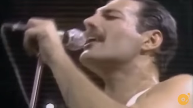 Freddie Mercury canta "We Are The Champions", do Queen