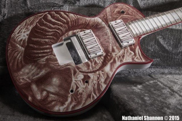 Gary Holt (Slayer/Exodus) mostra guitarra pintada com seu próprio sangue
