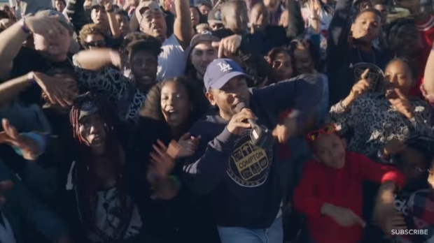 Kendrick Lamar canta "Alright" em Compton