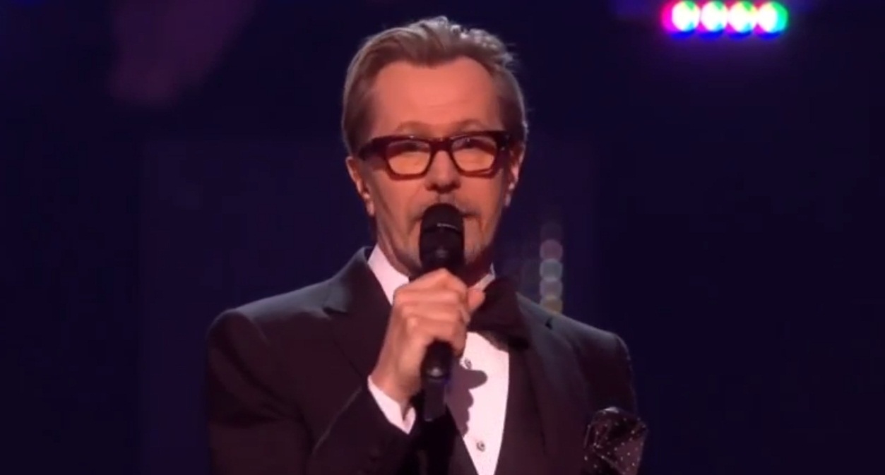 Gary Oldman em homenagem a David Bowie no Brit Awards 2016