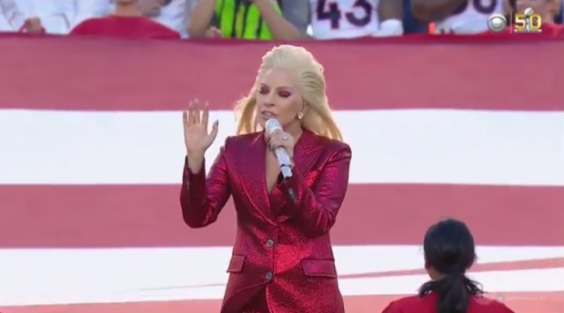 Lady Gaga faz belíssima performance do hino dos EUA no Super Bowl - vídeo