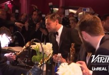 Leonardo DiCaprio observa sua estatueta do Oscar sendo customizada