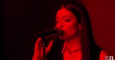 Lorde faz belo tributo a David Bowie no BRIT Awards - vídeo