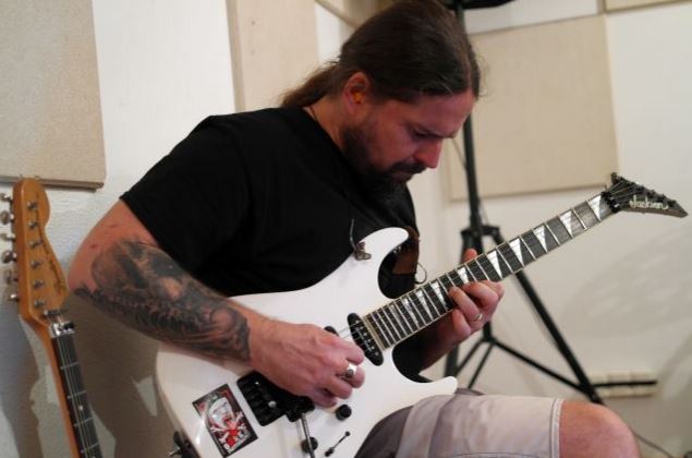 Andreas Kisser trabalha em novo álbum do Sepultura