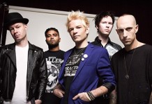 Sum 41 apresenta ao público seu novo baterista
