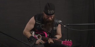 Zakk Wylde toca Black Sabbath em violão da Hello Kitty