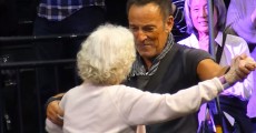 Bruce Springsteen chama senhora de 91 anos para dançar no palco