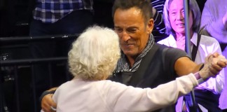 Bruce Springsteen chama senhora de 91 anos para dançar no palco