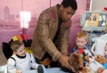 Star Wars: John Boyega visita hospital infantil vestido como Finn