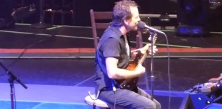 Eddie Vedder do Pearl Jam canta parabéns para a mãe