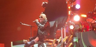Axl Rose no trono de Dave Grohl em show do Guns N' Roses