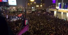 Público canta Prince nas ruas de Minneapolis