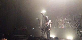 Behemoth espalha cinzas de fãs no palco