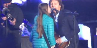 Paul McCartney canta com fã na Argentina