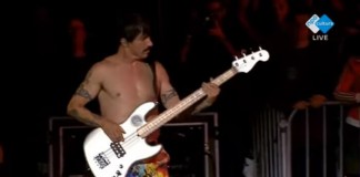 Anthony Kiedis toca baixo no Red Hot Chili Peppers