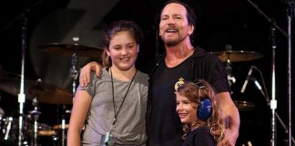 Eddie Vedder e sua filha no Bonnaroo Festival