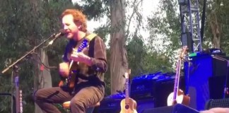 Eddie Vedder toca em evento organizado pelo The Who